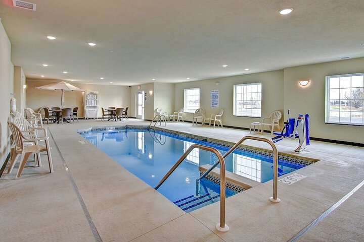 Cobblestone Hotel & Suites – Pulaski / Green Bay