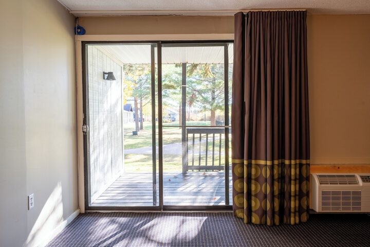 Super 8 by Wyndham Gananoque / Country Squire Resort