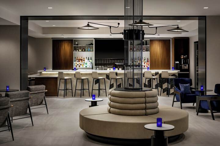 Lounge 19 of 25