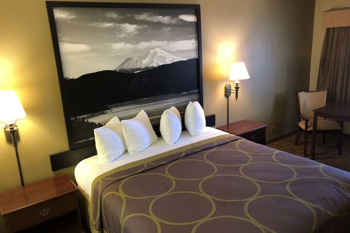Room 9 of 33