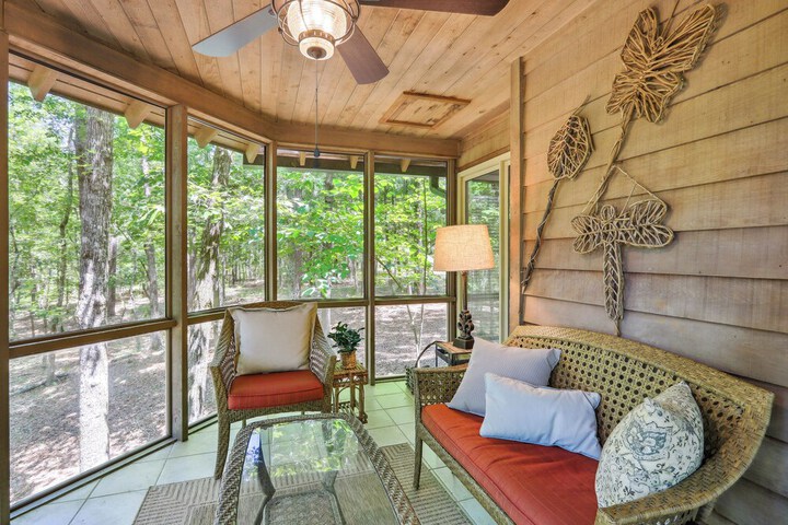 Lakefront Hamilton Cabin w / Dock & Fire Pit!