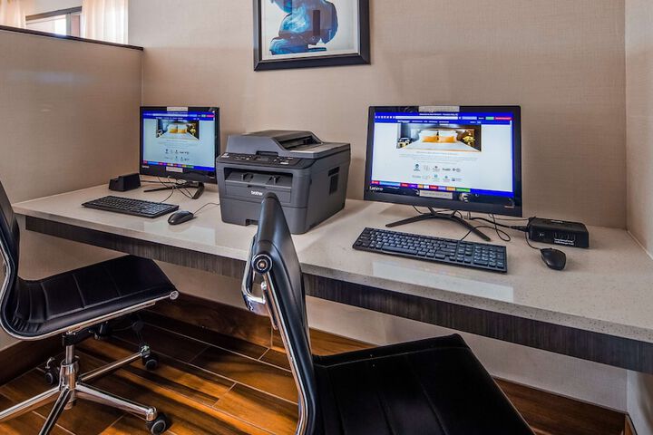 Business Center 17 of 18