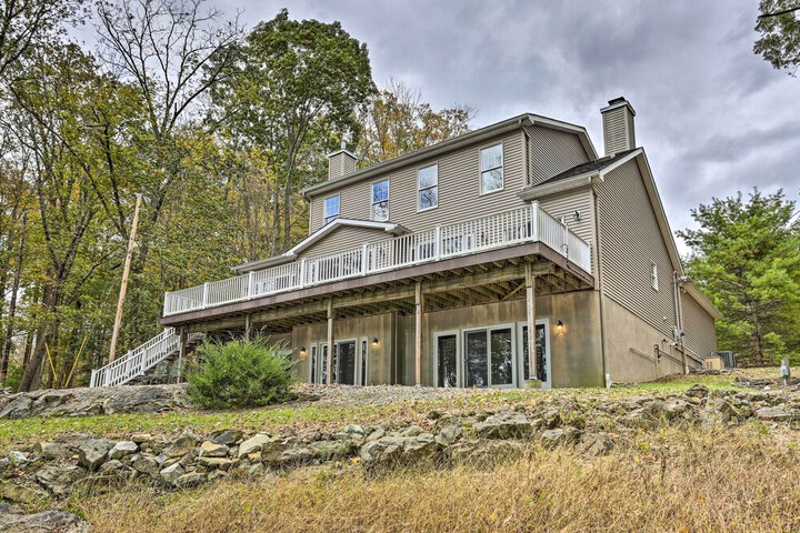 Beautiful Lakefront Retreat w / Deck & Views!