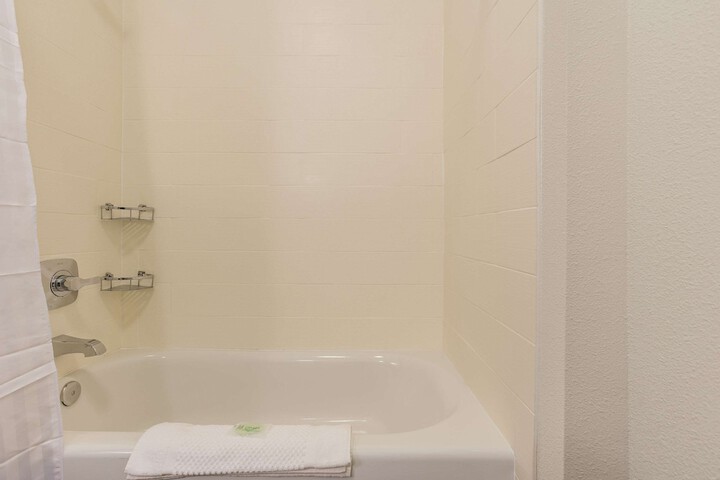 Room 11 of 28
