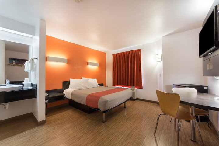 Room 21 of 38