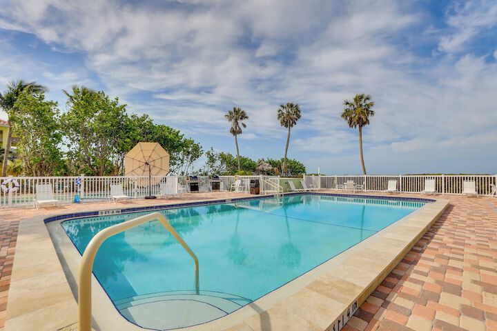 Gulf Getaway With Porch + Direct Beach Access!