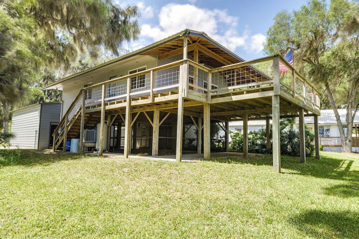Renovated Crescent Lake Escape w / Waterfront Deck!