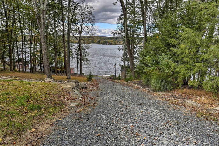 Beautiful Lakefront Retreat w / Deck & Views!