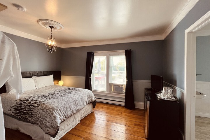Room 13 of 33