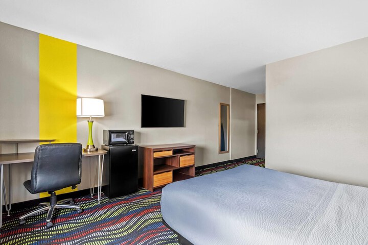 Super 8 by Wyndham Farmington