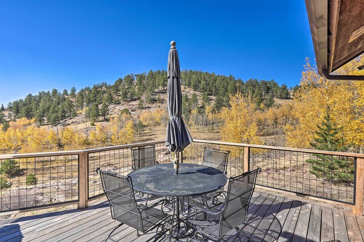 Mtn-view Cabin w / Deck 3 Mi to Cripple Creek!