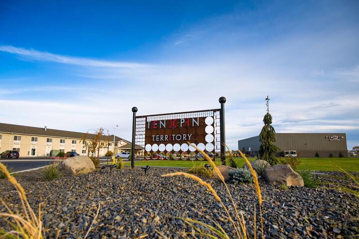 Ten Pin Inn & Suites