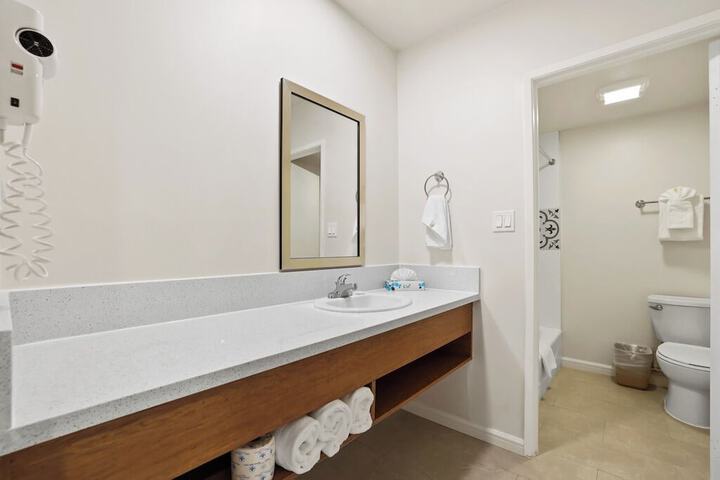 Brookhurst Plaza Inn