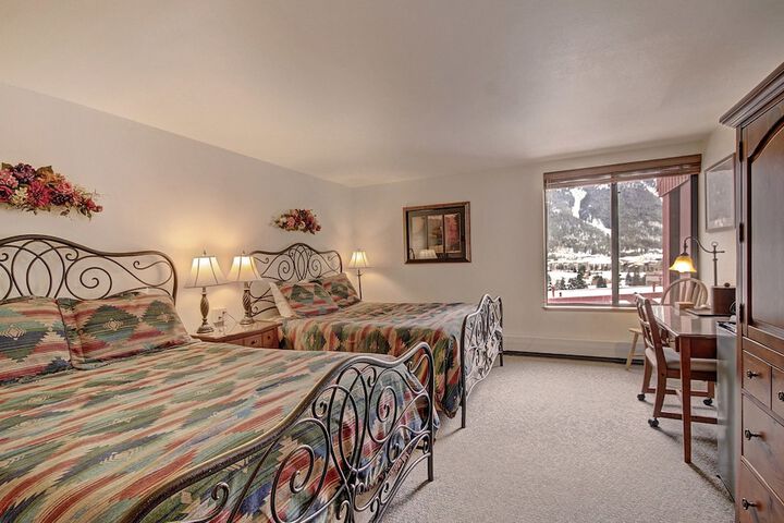 VS645H Village Square 1Br 1Ba Hotel Room