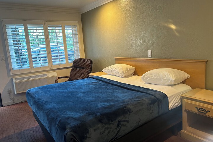 Room 25 of 28