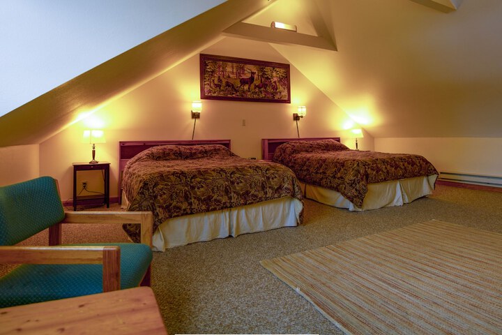 Whittakers Motel & Historic Bunkhouse