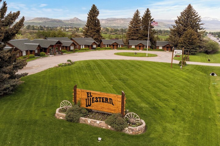El Western Cabins & Lodges
