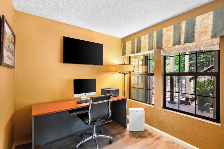 Business Center 32 of 33