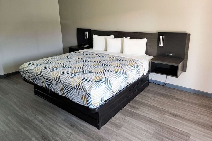 Room 9 of 25