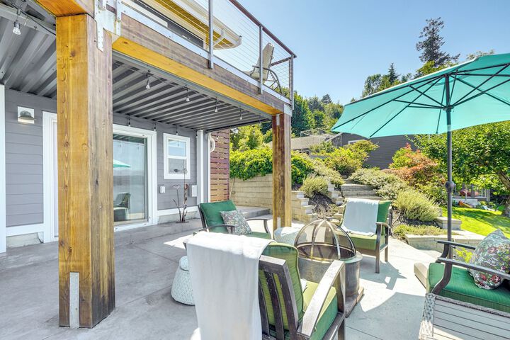 Bayfront Home w / Private Beach in Poulsbo!