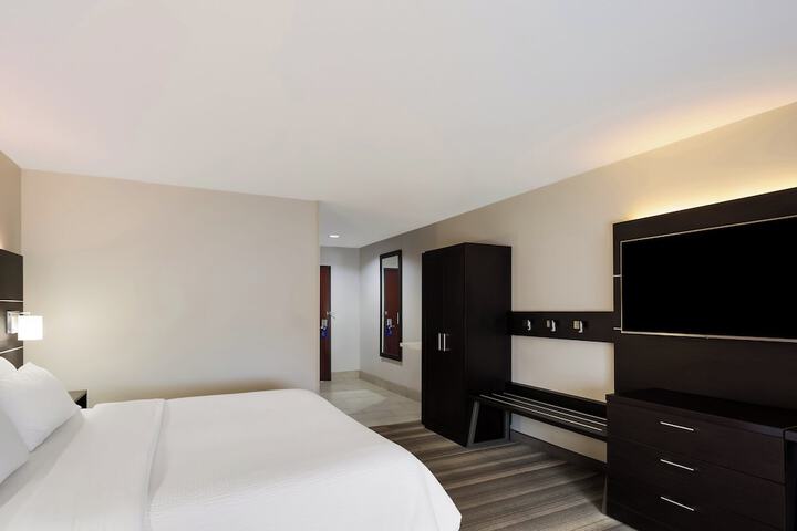 Holiday Inn Express and Suites Newton by IHG