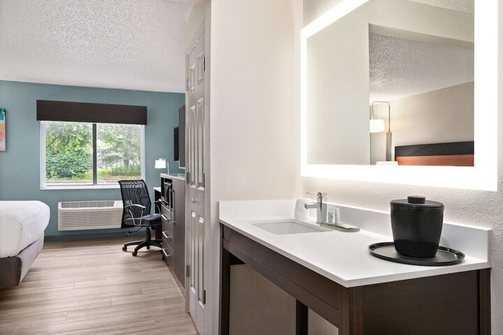 Room 13 of 40