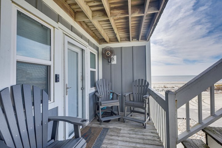 Ocean Isle Beach Condo w / Balcony: Steps to Shore!