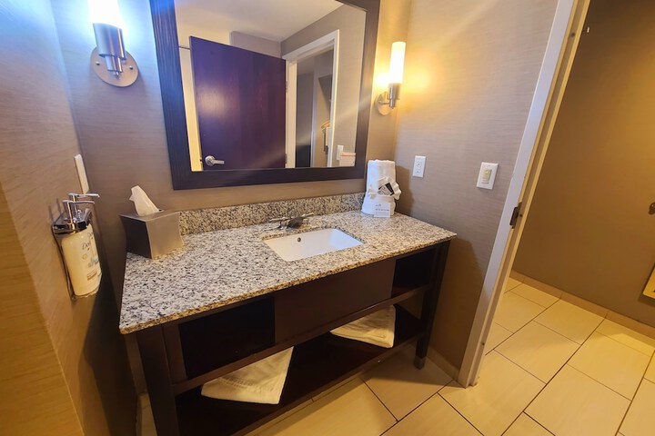 Holiday Inn Express & Suites Utica by IHG