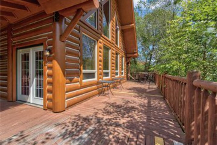 Longwalker Lodge 3 Bedrooms, Hot Tub, Game Room, Sleeps 9