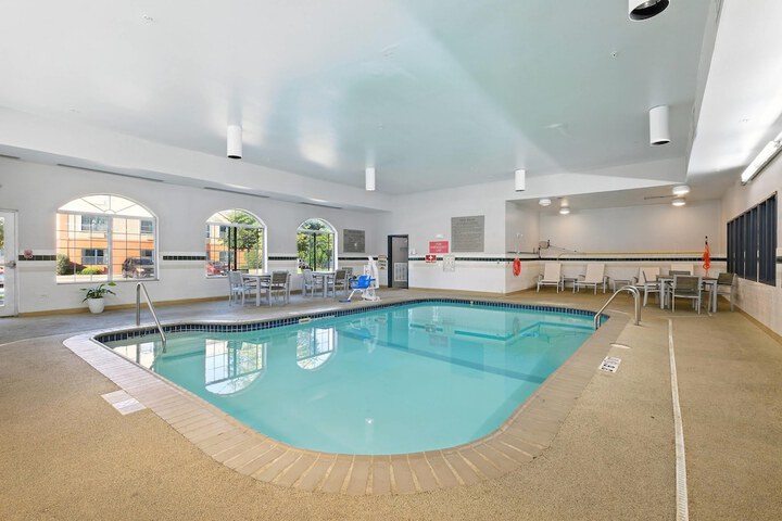 Country Inn & Suites by Radisson Merrillville, IN