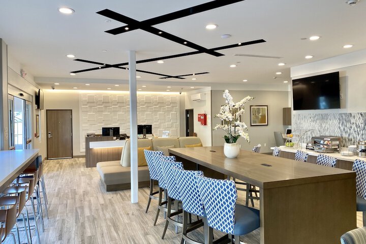 Days Inn & Suites by Wyndham Beaumont West / I-10 & Walden