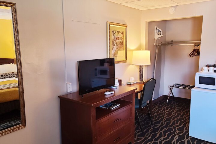 Room 7 of 9