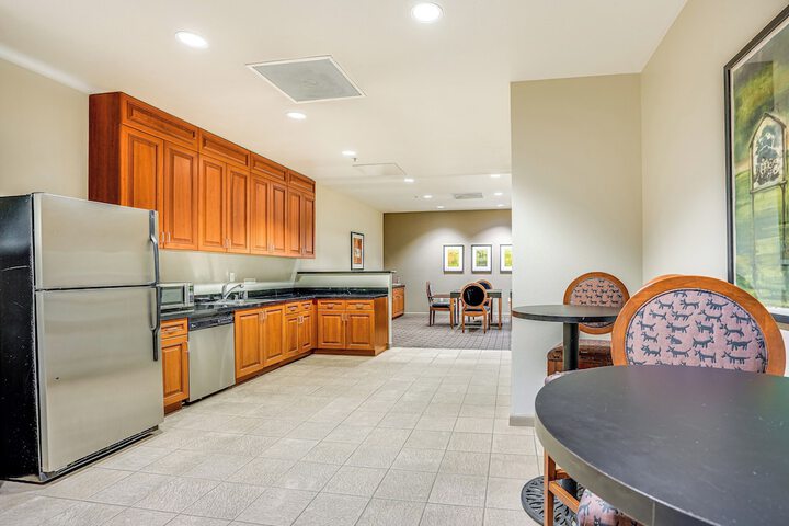 Luxe Condo w / Private Patio & Perks in Emeryville!