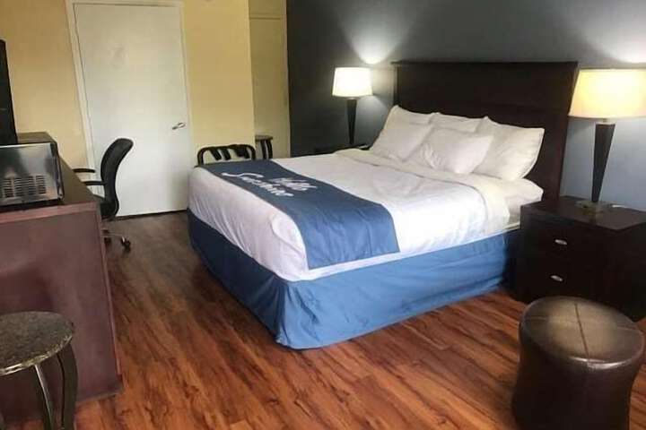 Room 8 of 11