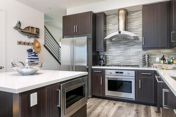 Ocean View 3 Bedrooms Condo just steps from the park, pier & water!