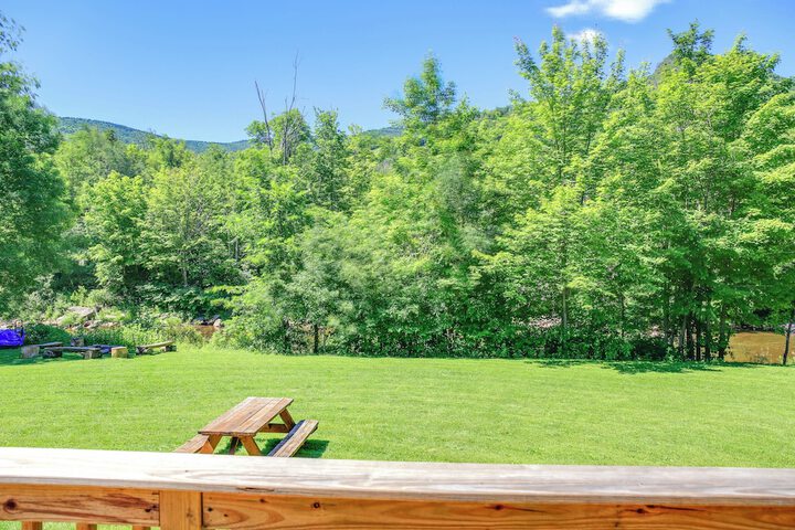 Hunter Home w / Fire Pit & Yard: on Main Street!