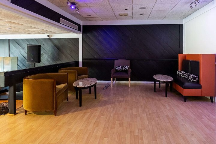 Lounge 66 of 69