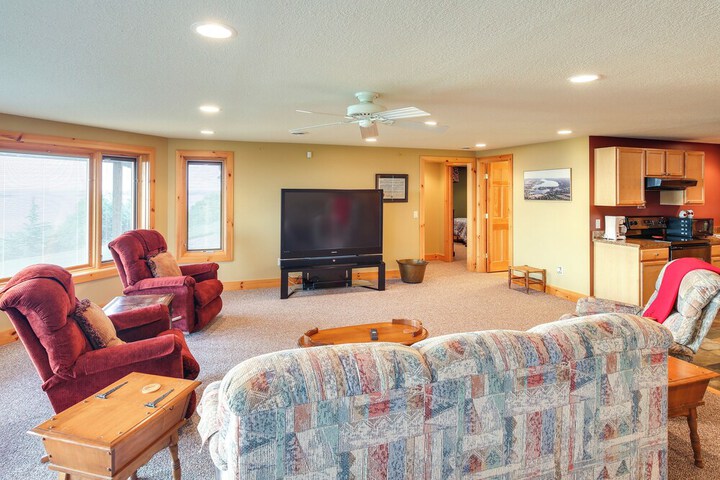 Lake View Champlain Home w / Hot Tub & Sauna!