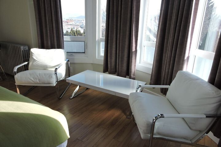 Room 27 of 71