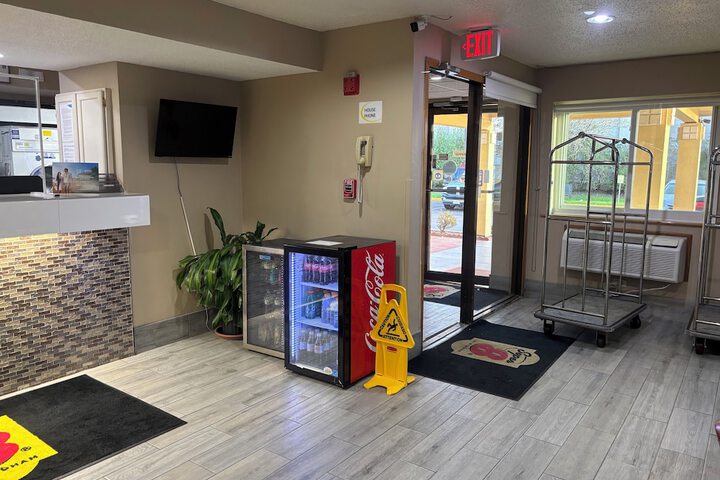 Super 8 by Wyndham Mundelein / Libertyville Area