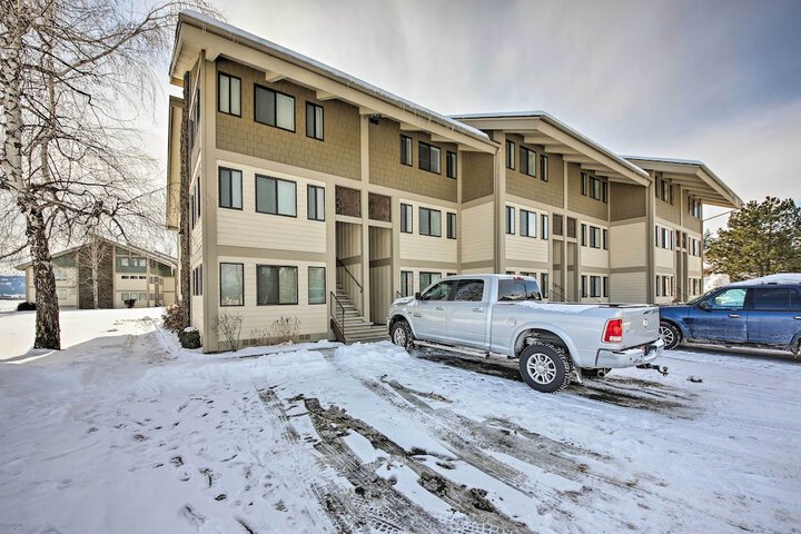 Lake Pend Oreille Condo w / Porch & Mountain View!