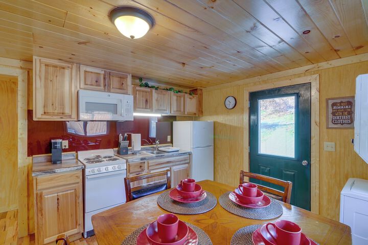 Peaceful Beattyville Cabin Near Red River Gorge!