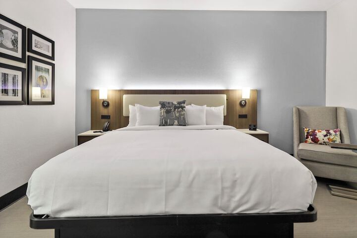 Room 33 of 77