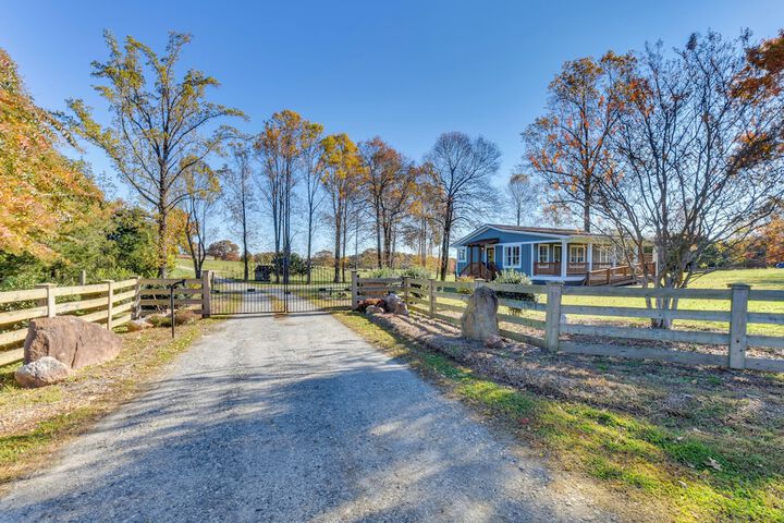 Modern Clarkesville Cottage w / Decks & Patio!
