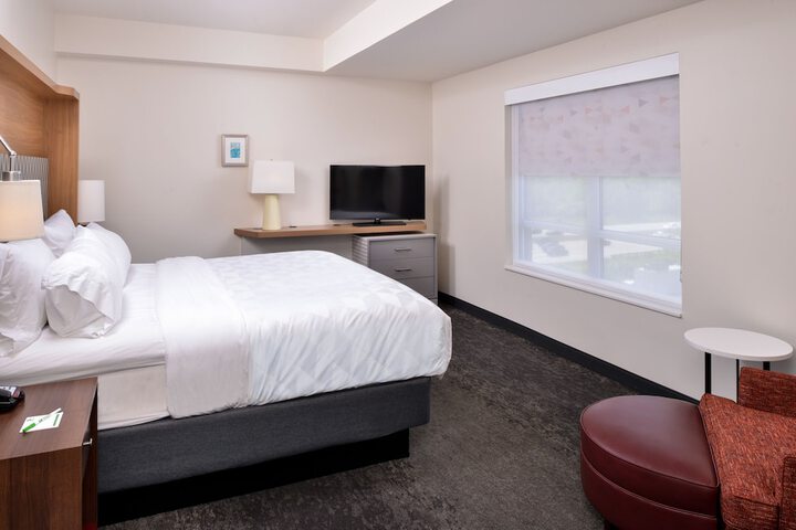Holiday Inn & Suites Farmington Hills - Detroit NW by IHG