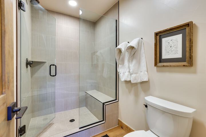 Updated Silverthorne Home w / Hot Tub & Mtn Views!