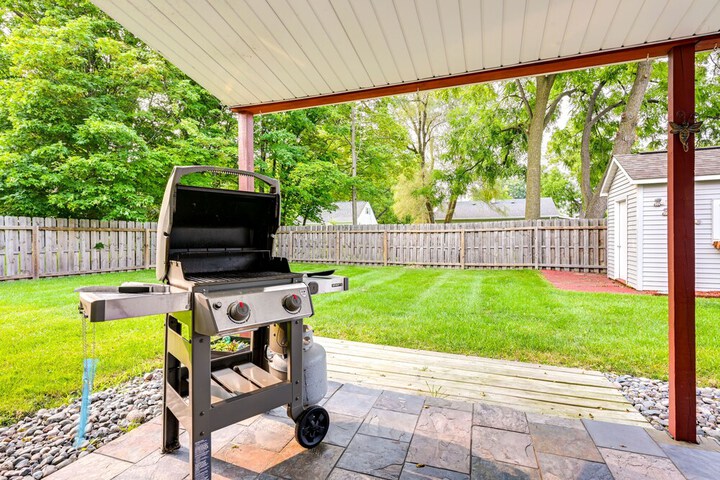 Grand Blanc Rental w / Gas Grill & Private Yard