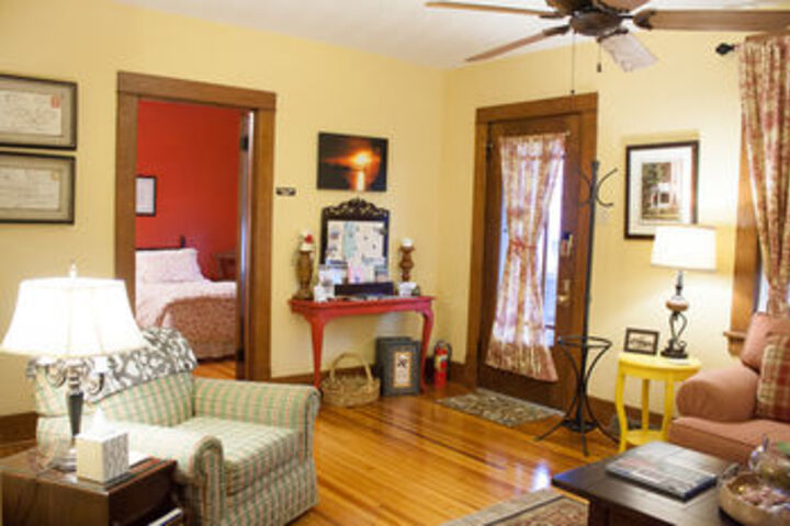 DeBourge Guesthouse