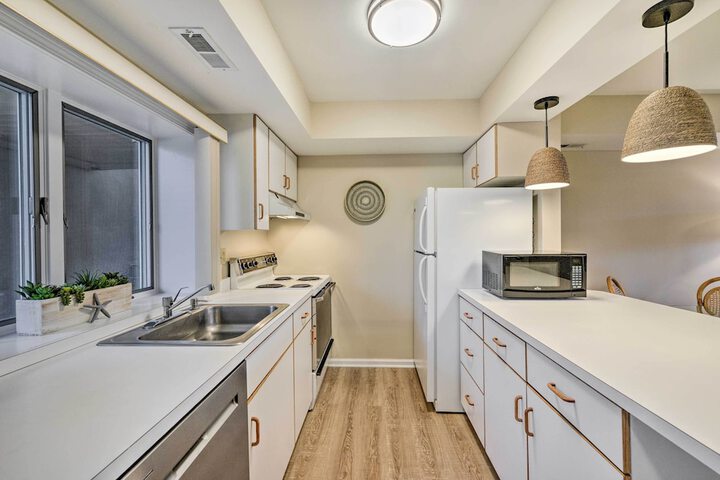 Brigantine Condo w / Beach Access & Pool Views