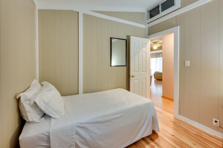 Salem Vacation Home w / Dock: Steps to Paddock Lake